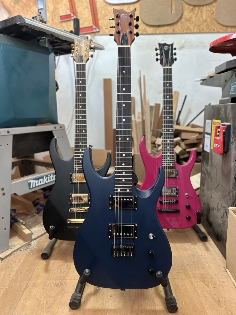 שלוש גיטרות חשמליות קאסטום שנבנו בסדנת DS Guitars